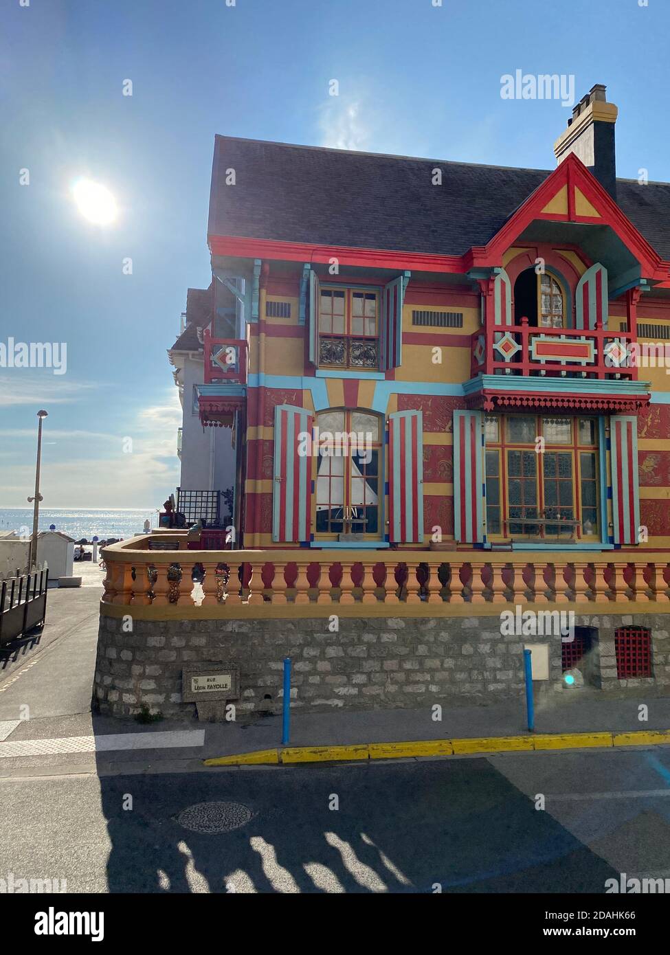Wimereux, Fance, 13. AUGUST 2020 - Traditionelles und farbenfrohes Haus in Cote d'Opale, Pas-de-Calais, Nordsee Stockfoto
