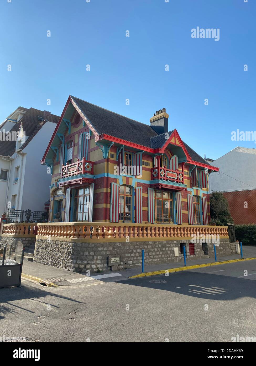 Wimereux, Fance, 13. AUGUST 2020 - Traditionelles und farbenfrohes Haus in Cote d'Opale, Pas-de-Calais, Nordsee Stockfoto