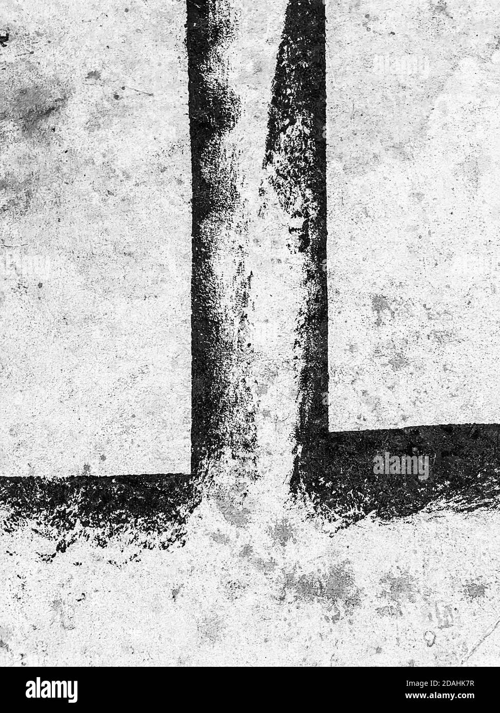 Schwarz und weiß lackierter strukturierter Hintergrund auf schmutzigem Papier in Ein Künstleratelier Stockfoto