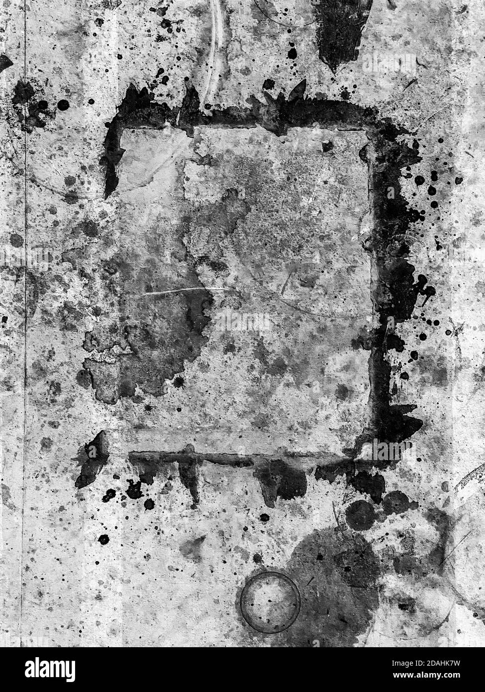 Schwarz und weiß lackierter strukturierter Hintergrund auf schmutzigem Papier in Ein Künstleratelier Stockfoto