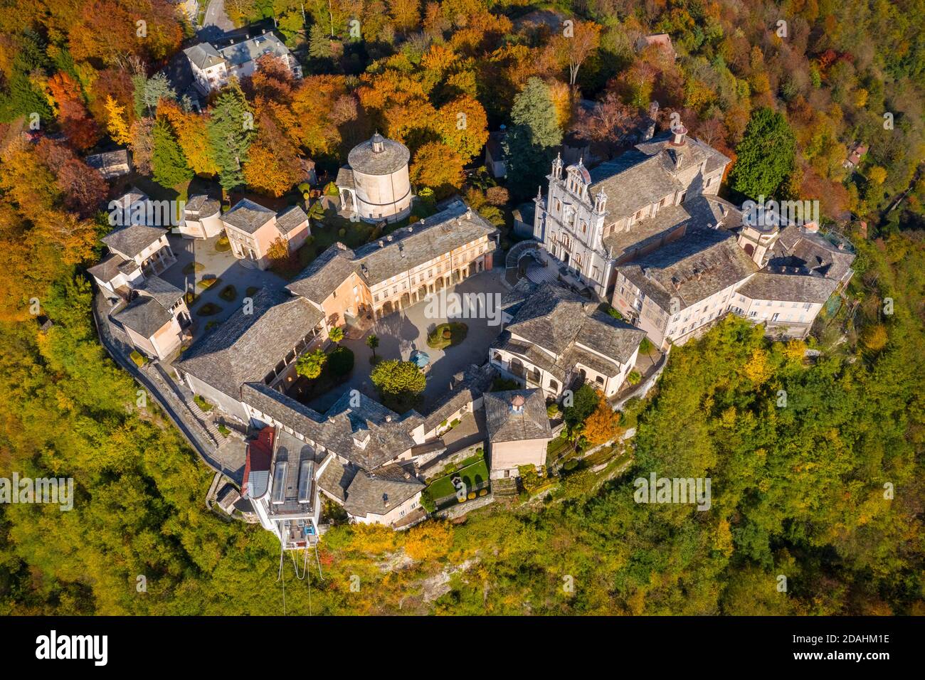 Luftaufnahme des Sacro Monte von Varallo Sesia, Vercelli Bezirk, Piemont, Italien, Europa. Stockfoto