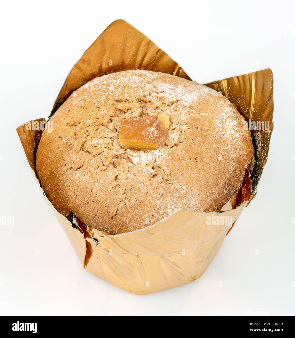 Orangefarbener Muffin mit kandierten Früchten auf hellem Hintergrund. Nahaufnahme des Bildes Stockfoto