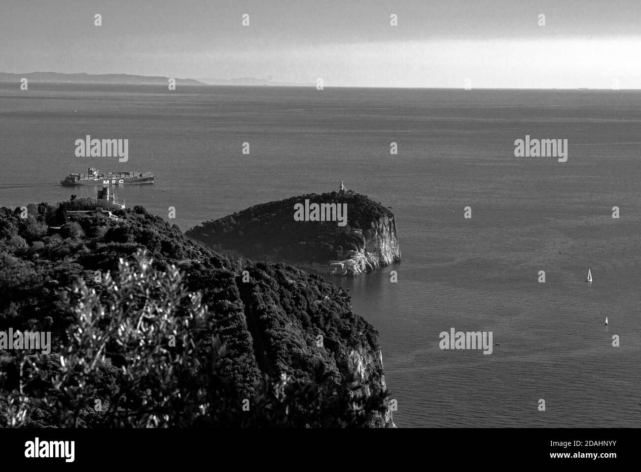 Malerische Schwarz-Weiß-Ansicht des Golfes Portonvenere und der Klippe, La palmaria und tino Insel, La spezia, Ligurien, Italien Stockfoto