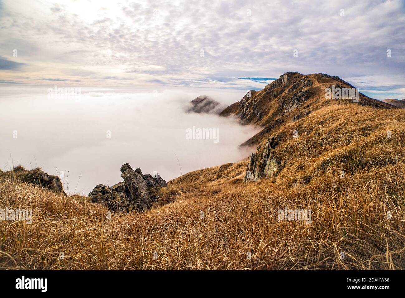 Einzigartige Aussicht auf Berge und Felsen gegen wunderbare Wolken Formation, Park Appennino tosco emiliano, Parma, Italien Stockfoto
