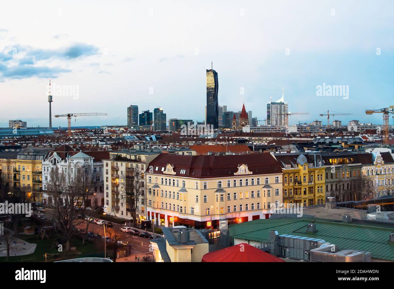 Landschaftlich reizvolle Ansicht der Stadtlandschaft von der Riesenradkabine (Wiener Riesenrad) nach Sonnenuntergang, Kaiserwiese, Wien, Osterreich Stockfoto