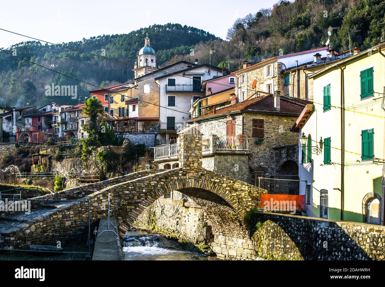 Landschaftlich schöne Aussicht auf italienische Dorf mit ikonischen römischen Brücke im Winter, Pignone, La spezia, Ligurien, Italien Stockfoto