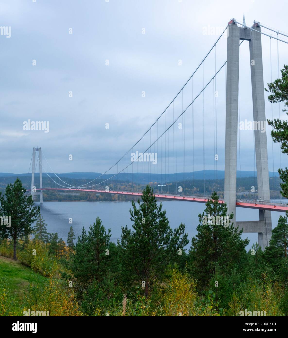 Die schöne High Coast Bridge in Schweden. Es ist eine Hängebrücke über den Angerman Fluss. Stockfoto