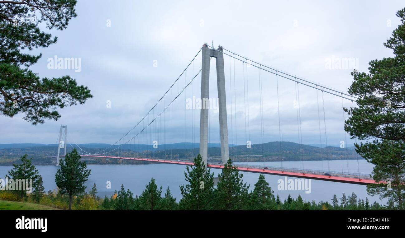 Die schöne High Coast Bridge in Schweden. Es ist eine Hängebrücke über den Angerman Fluss. Stockfoto