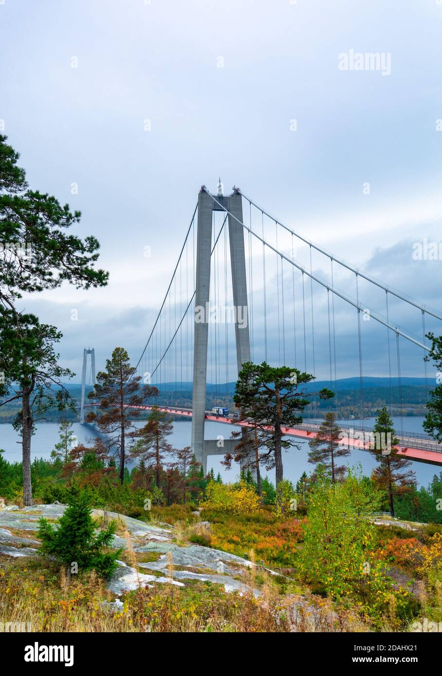 Die schöne High Coast Bridge in Schweden. Es ist eine Hängebrücke über den Angerman Fluss. Stockfoto