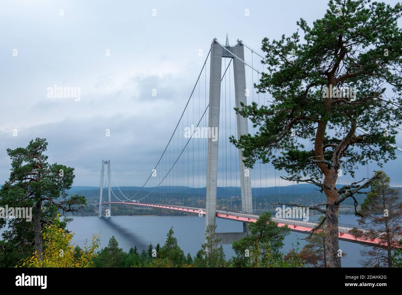 Die schöne High Coast Bridge in Schweden. Es ist eine Hängebrücke über den Angerman Fluss. Stockfoto
