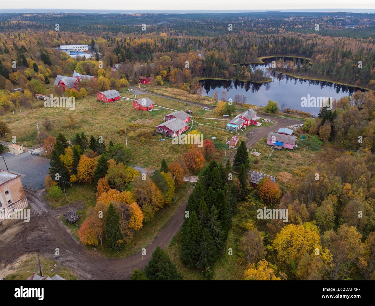 Oktober 2020 - Solovki. Arbeiterdorf und Touristenkomplex im Wald. Russland, Archangelsk Region Stockfoto