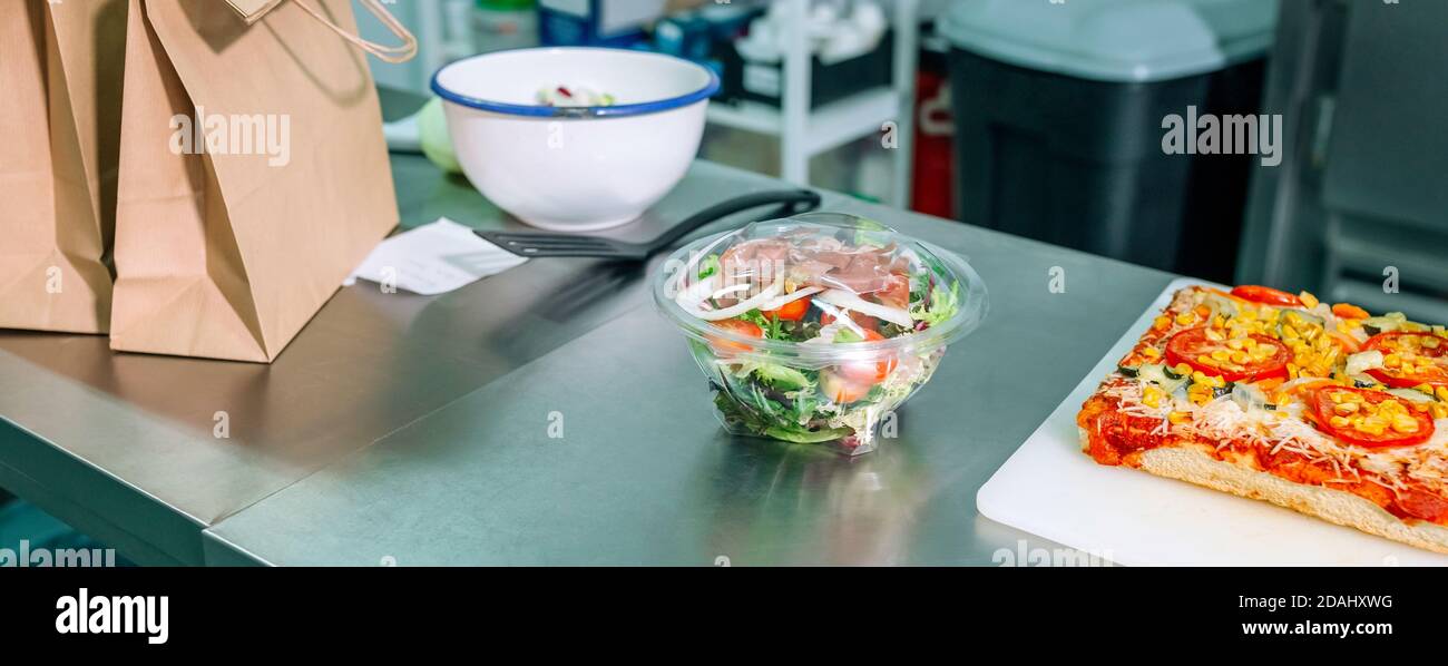 Essen in einer Restaurantküche bestellen Stockfoto