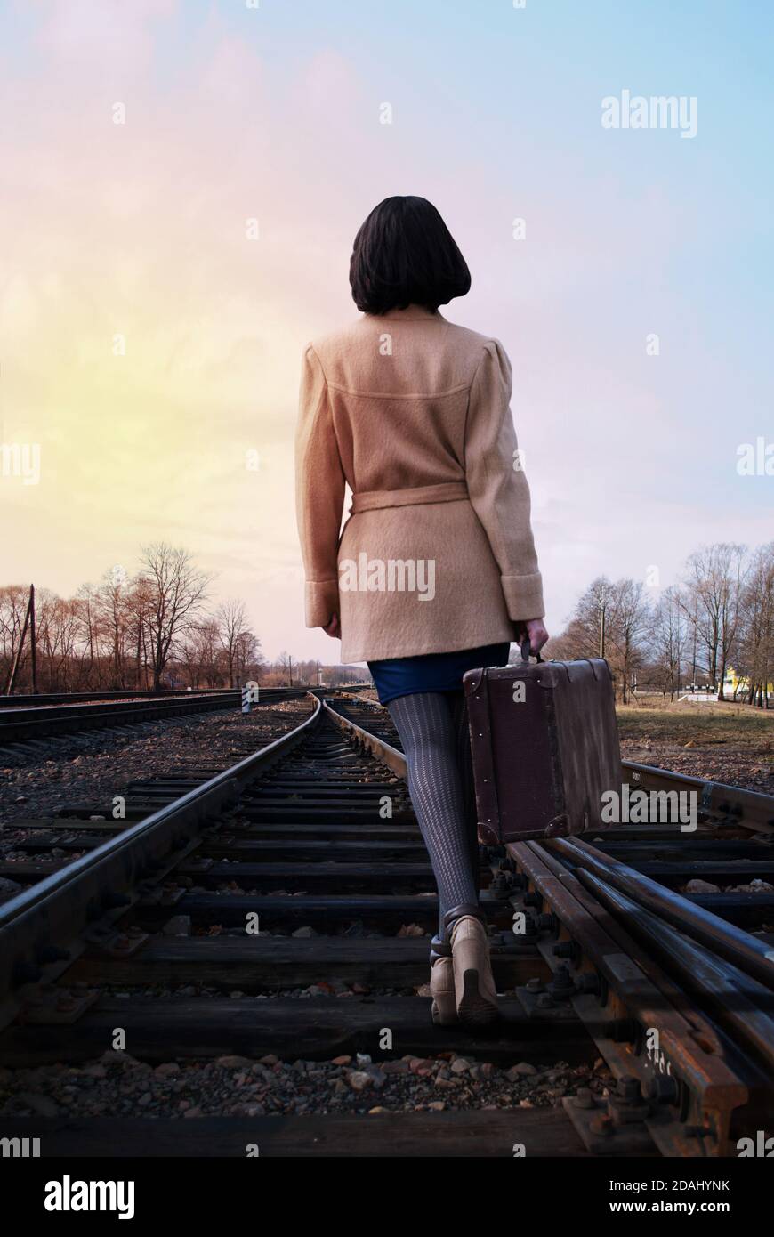 Frau mit Koffer geht auf Schienen. Retro-Collage Stockfoto