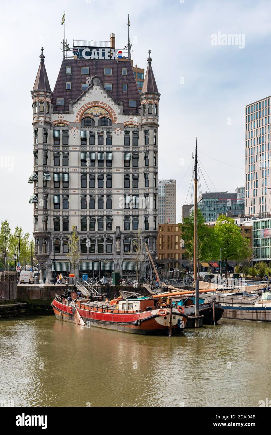 Rotterdam, Südholland, Niederlande - 23. April 2019 : Witte Huis mehrstöckiges Gebäude im alten Hafen von Oudehaven Stockfoto