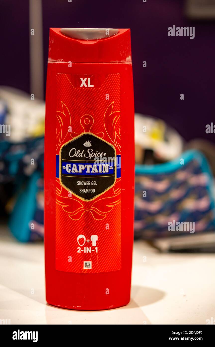 POZNAN, POLEN - 12. Nov 2020: Old Spice Captain XL Duschgel für Männer in  einer roten Plastikflasche Stockfotografie - Alamy
