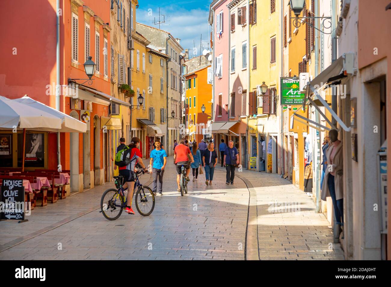 Blick auf Geschäfte und Menschen in bunten Altstadt, Rovinj, Istrien, Kroatien, Adria, Europa Stockfoto