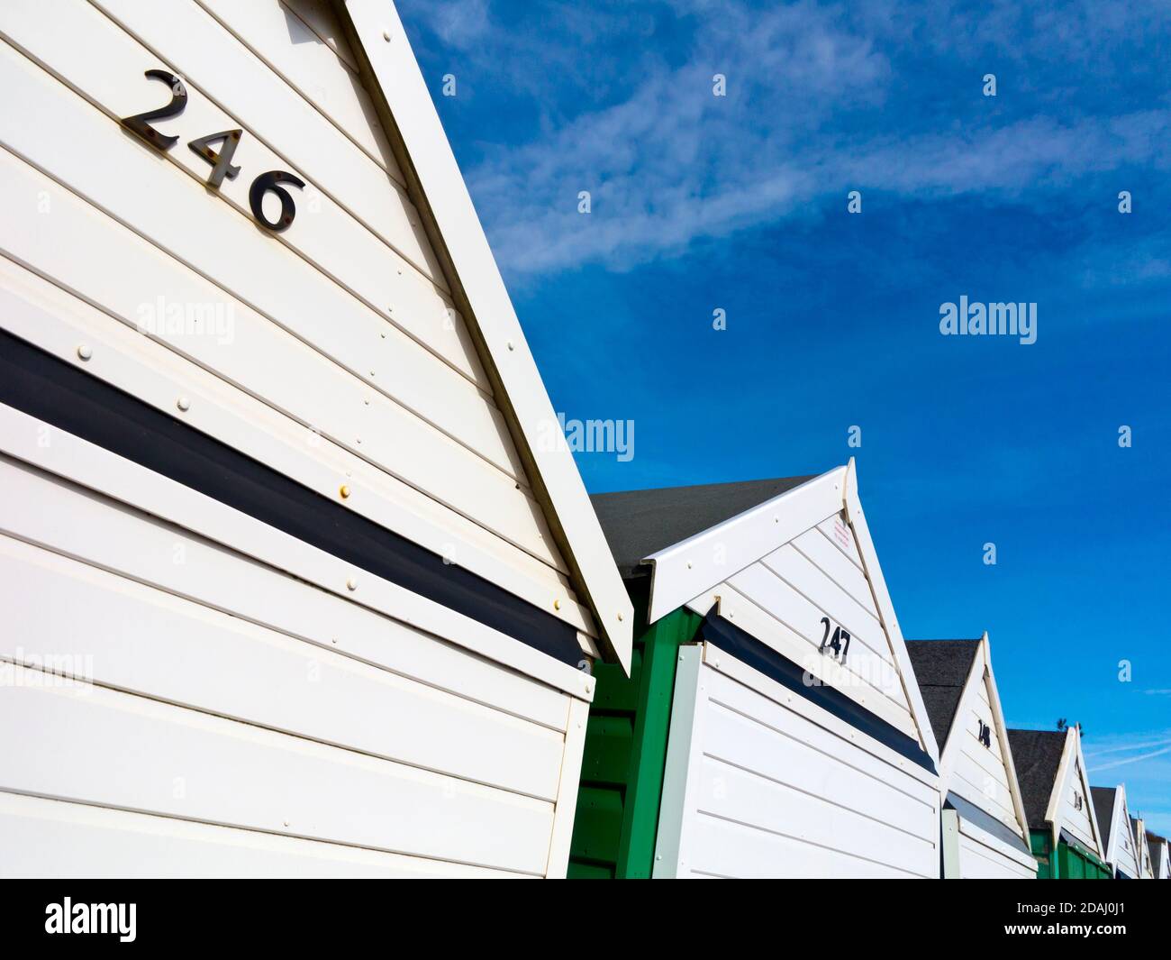 Strandhütten an der Promenade von Bournemouth, einem Badeort An der Südküste Englands Stockfoto