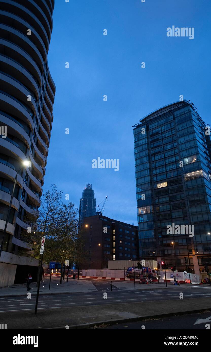 London, Großbritannien. 13. November 2020. Frühe Rush-Hour in London mit leichtem Verkehr auf der Nordseite der Vauxhall Bridge: Quelle: Malcolm Park/Alamy Live News. Stockfoto