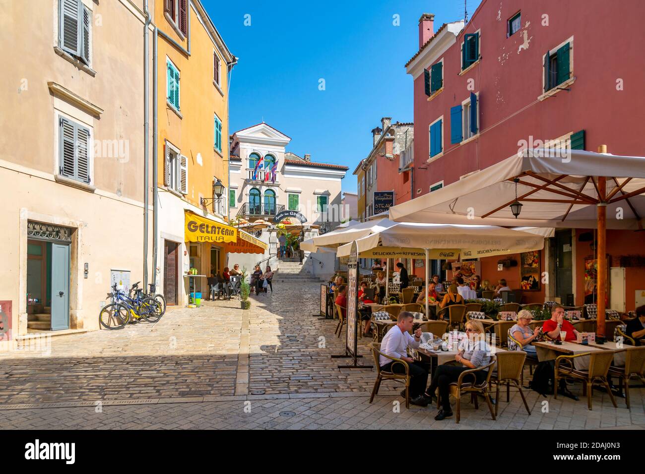 Blick auf Café und Menschen in der bunten Altstadt, Rovinj, Istrien, Kroatien, Adria, Europa Stockfoto