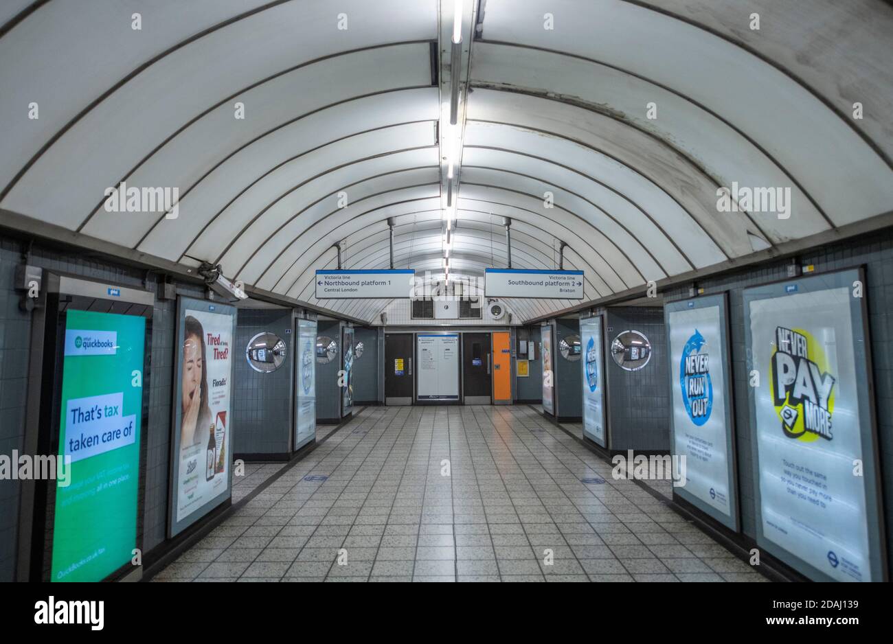 London, Großbritannien. 13. November 2020. Am frühen Morgen Rush-Hour in London mit einem ruhigen U-Bahn-System an der Pimlico Station. Quelle: Malcolm Park/Alamy Live News. Stockfoto