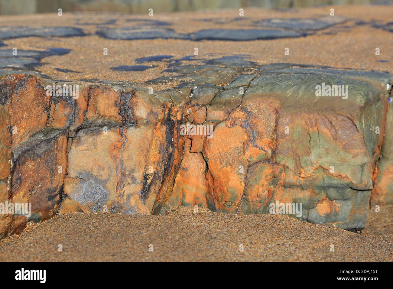 Orangefarbener Sedimentgestein bei Duckpool in Cornwall Stockfoto