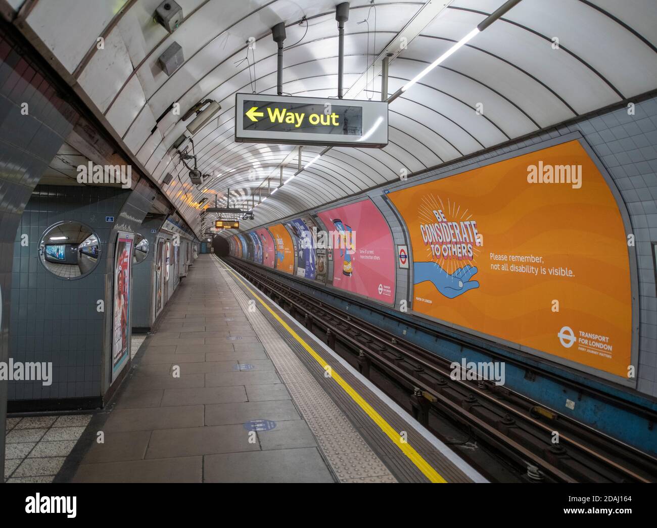 London, Großbritannien. 13. November 2020. Am frühen Morgen Rush-Hour in London mit einem ruhigen U-Bahn-System an der Pimlico Station während der zweiten Covid-19 Sperre. Quelle: Malcolm Park/Alamy Live News. Stockfoto