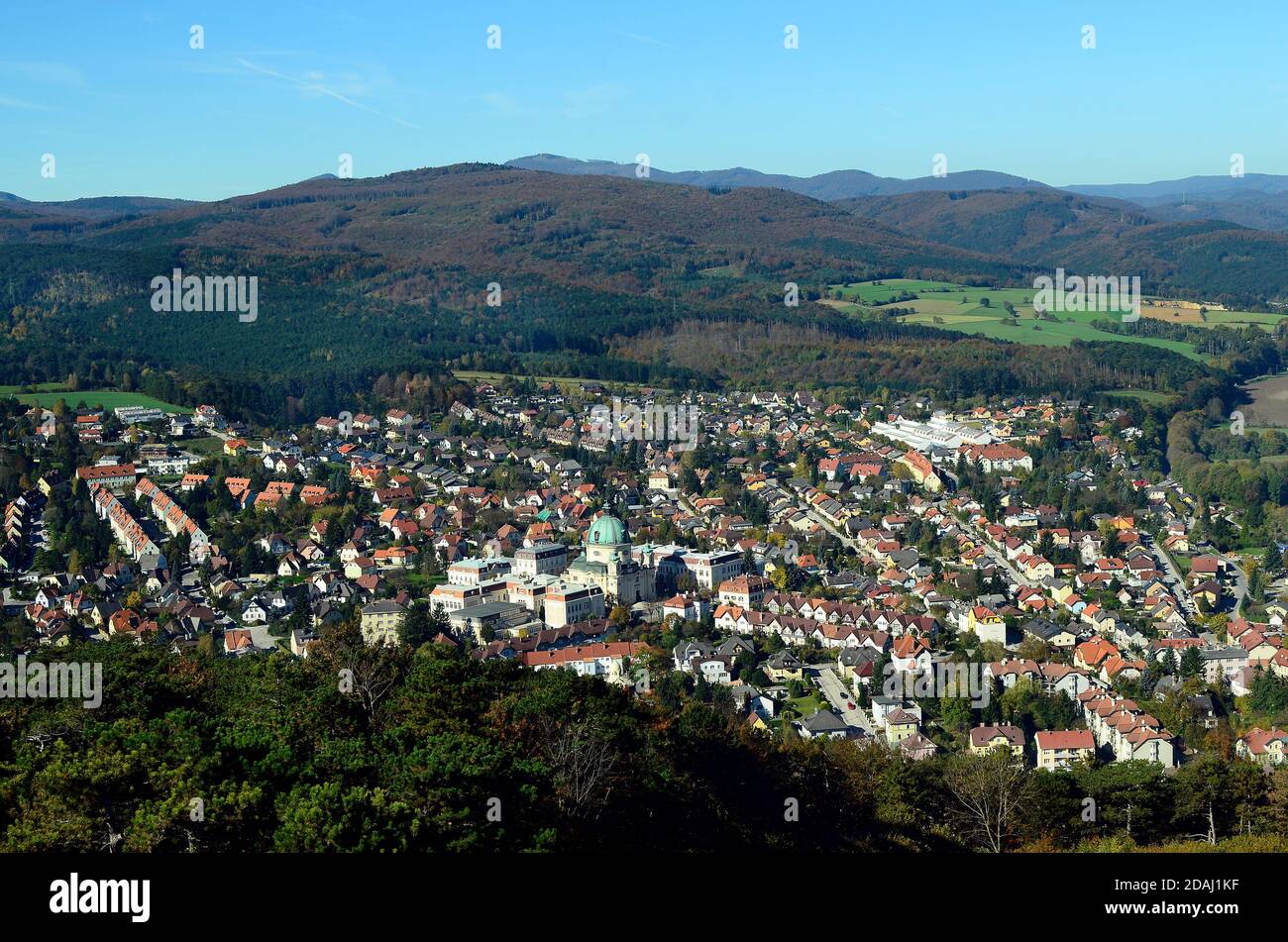 Österreich, Industriestadt Berndorf im Triesting-Tal, Niederösterreich - mit Margareten-Kirche und ehemaligen Arbeitersiedlungsgebäuden Stockfoto