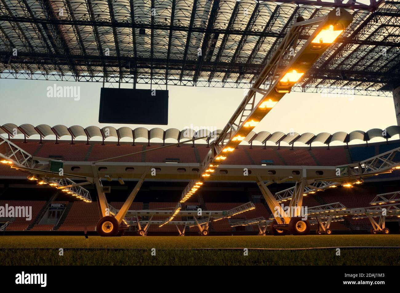 Künstliches Licht MLR für wachsenden Sport natürlichen Rasen beleuchtet das Gras im Stadion Giuseppe Meazza oder San Siro, im Jahr 1925 gebaut. Stockfoto