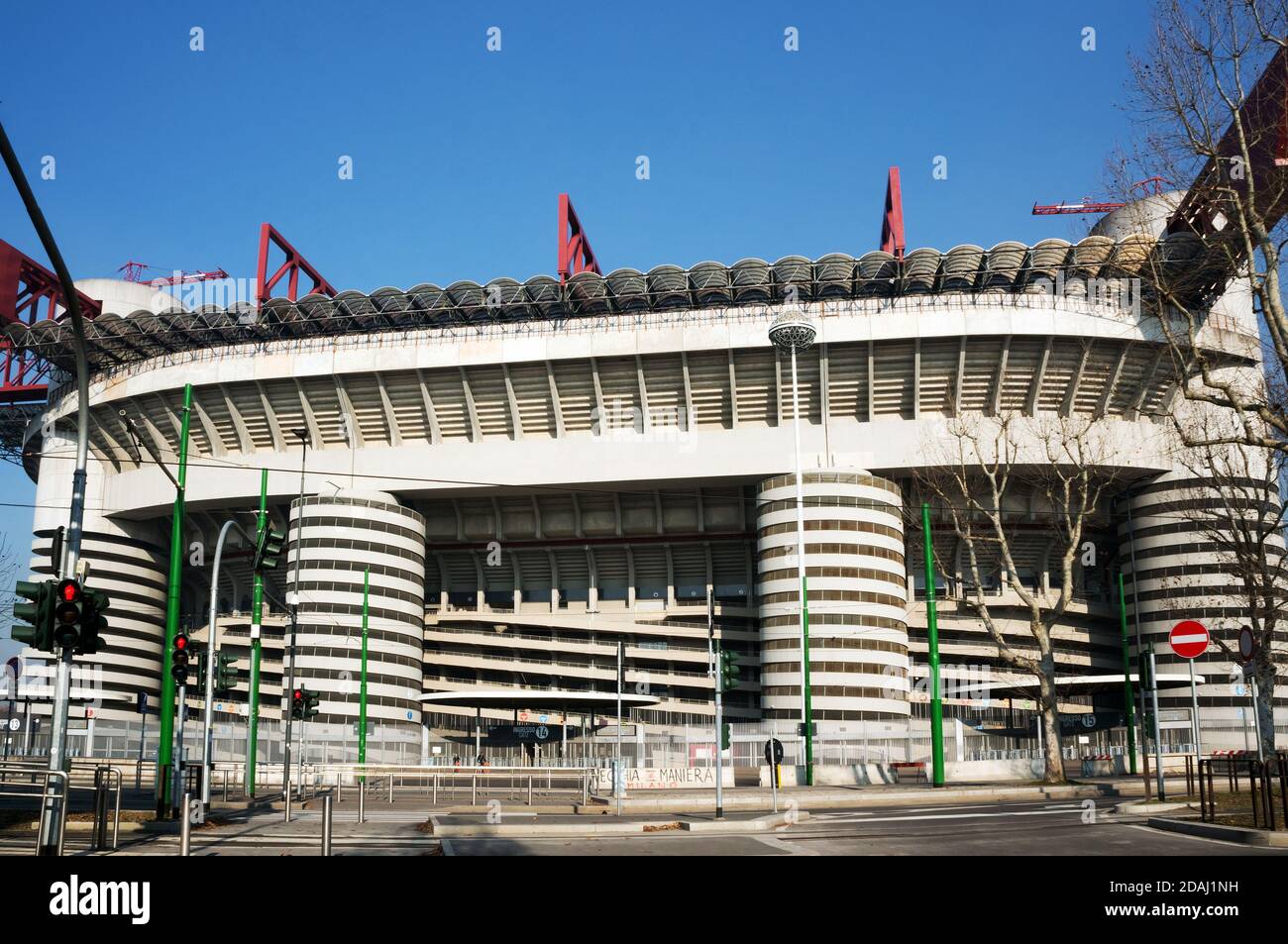 Die Fassade des alten Stadions Giuseppe Meazza (San Siro) - die Sehenswürdigkeiten von Mailand, im architektonischen Stil des Brutalismus im Jahr 1925 gebaut. Stockfoto