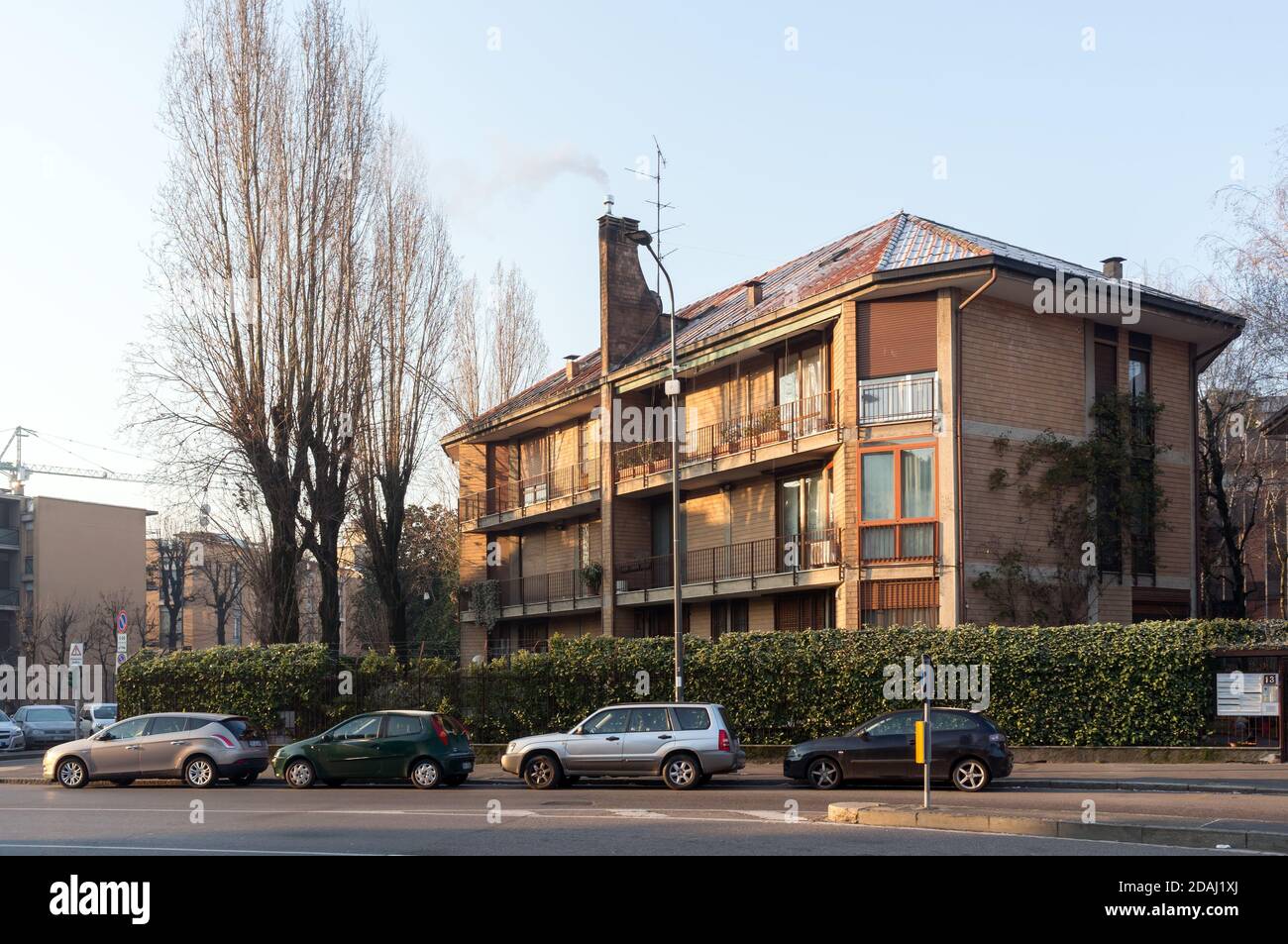 Am frühen Morgen stehen Autos an der Kreuzung vor einem Haus in einem Wohngebiet von Portello, Mailand. Stockfoto