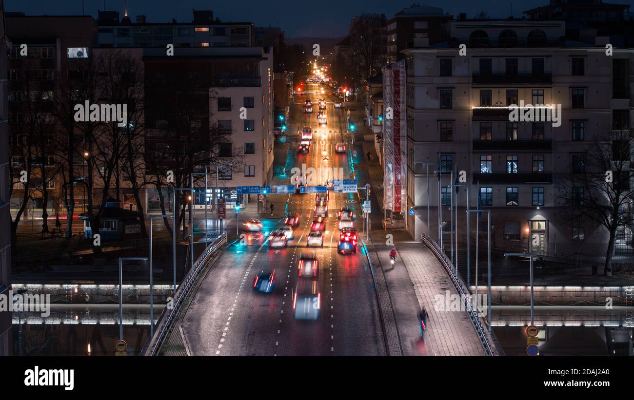 TURKU, FINNLAND - November 2020: Stadtverkehr auf der Koulukatu Straße in der Nacht mit verschwommener Bewegung der Autos Stockfoto