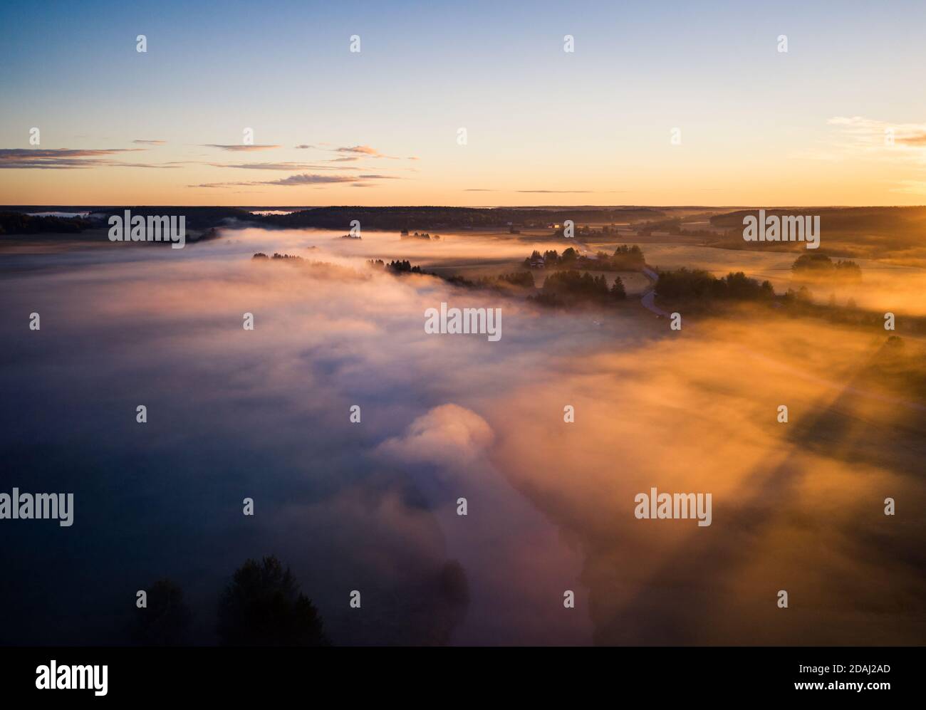 Luftaufnahme ländliche Landschaft mit Nebel und goldenen Sonnenaufgang Stockfoto