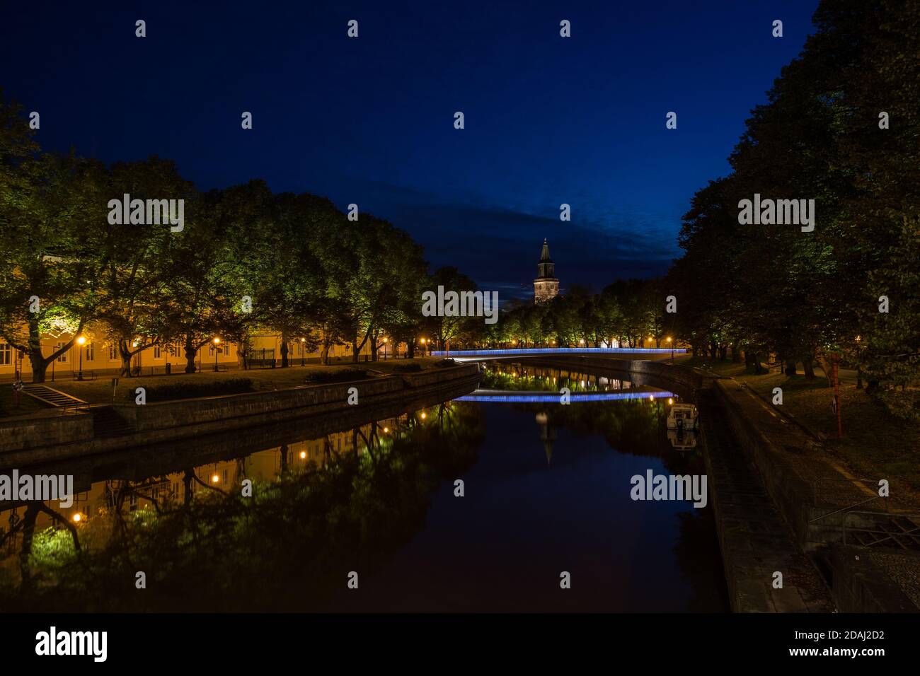 Aura Fluss und Turku Kathedrale bei Nacht in Finnland Stockfoto
