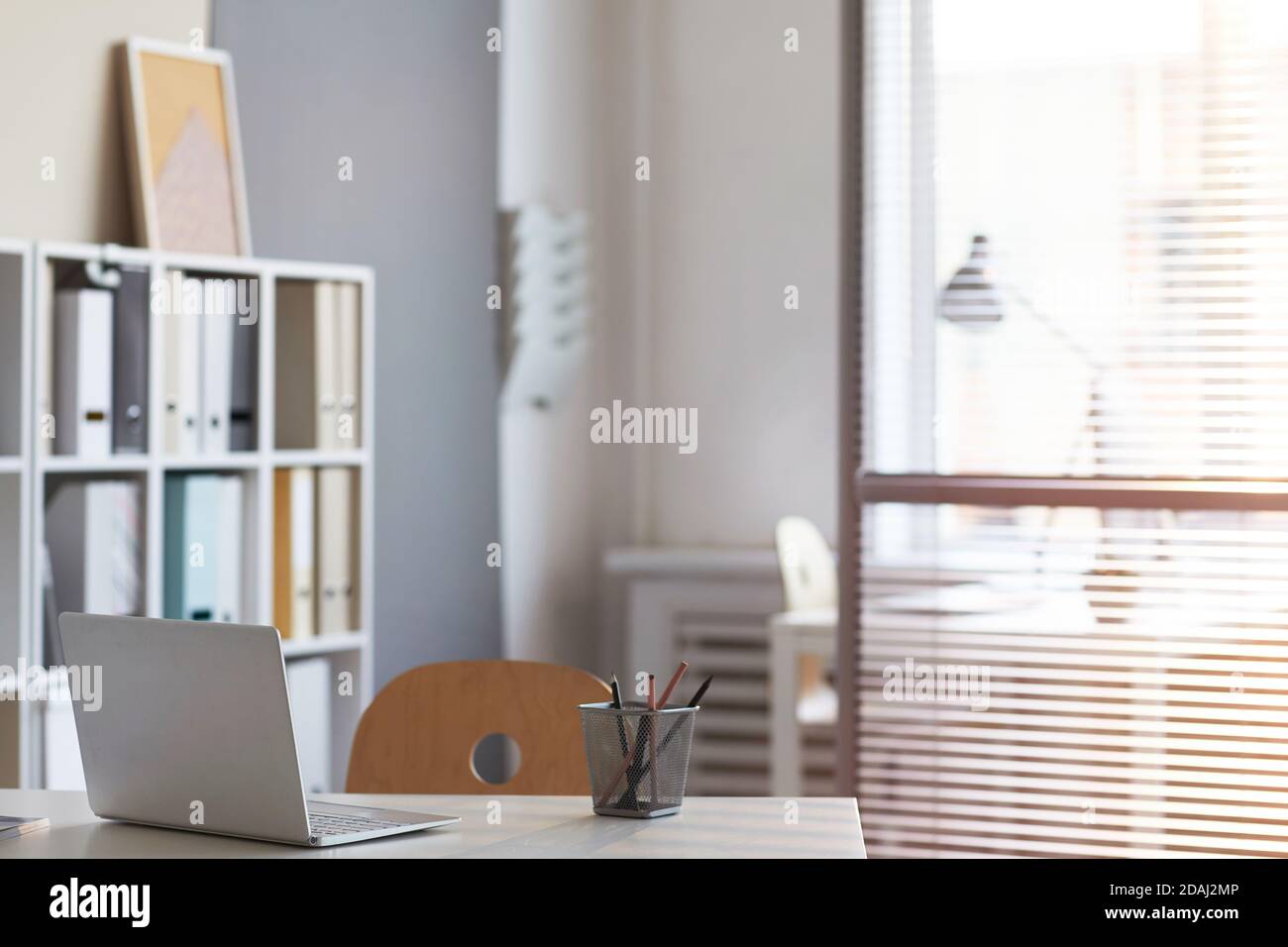 Bild eines Arbeitsplatzes mit Laptop für Büroangestellte bei leerem Arbeitsplatz Büro Stockfoto