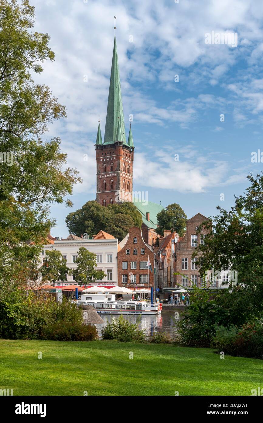 Lübecker Altstadt bei Tageslicht. Die Kirche mit zwei Türmen ist Marienkirche - St. Mary's Church, St. Petri Kirche - St. Peter's hat einen einzigen Turm. Stockfoto