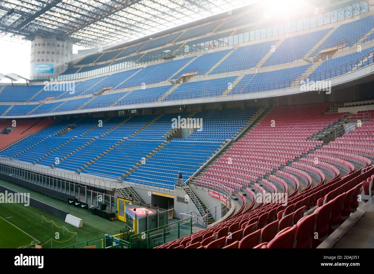 Leere Stände in Blau und Rot im Stadion Giuseppe Meazza oder San Siro, erbaut 1925. Mailand. Italien. Stockfoto