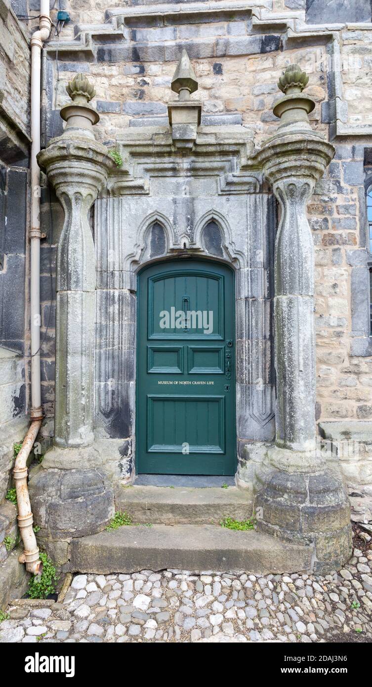 Das Tor zum Folly in Settle, North Yorkshire, wurde 1679 erbaut und beherbergt heute ein Café und das Museum of North Craven Life Stockfoto