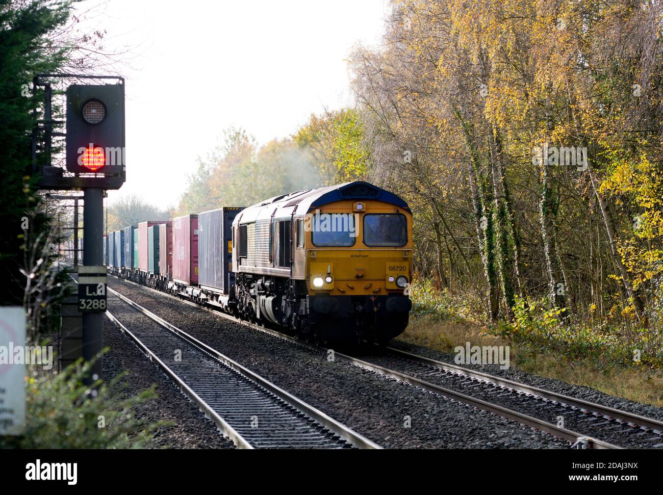 GBRf Baureihe 66 Lokomotive Nr. 66720 beim Ziehen eines freightliner-Zuges im Herbst, Lapworth, Warwickshire, UK Stockfoto