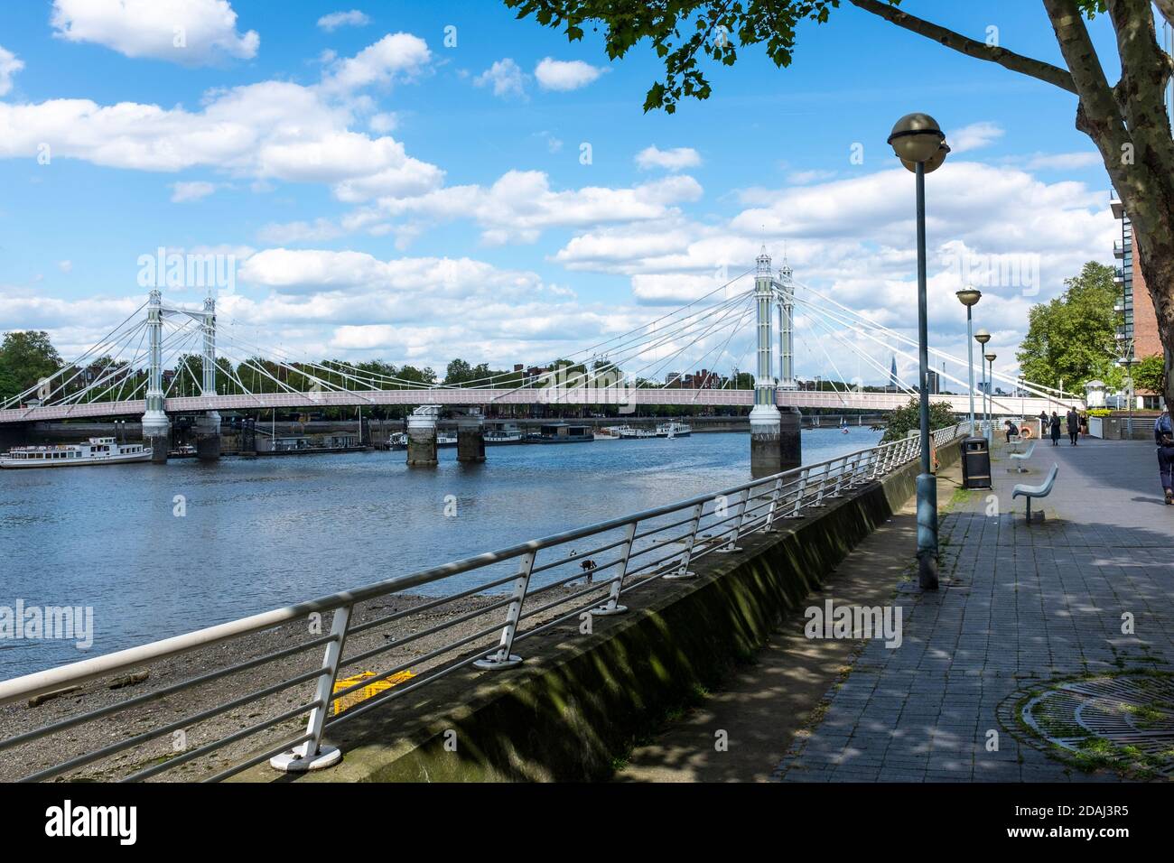 Die prunkvolle Albert Bridge-Brücke über die Themse verbindet Chelsea mit Battersea. Entworfen und gebaut von Rowland Mason Ordish im Jahr 1873 Stockfoto