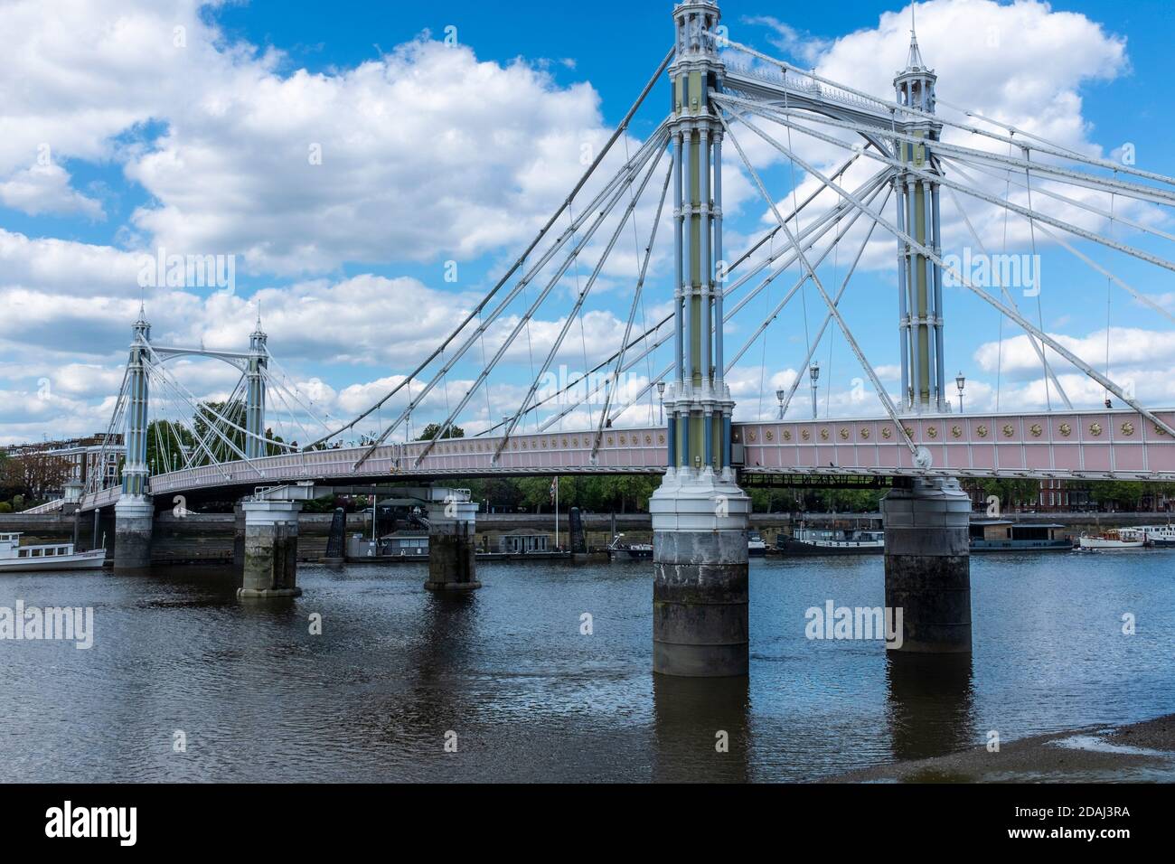 Die prunkvolle Albert Bridge-Brücke über die Themse verbindet Chelsea mit Battersea. Entworfen und gebaut von Rowland Mason Ordish im Jahr 1873 Stockfoto