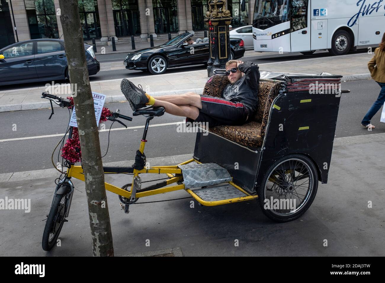 Ein Radfahrer entspannt sich zwischen den Fahrten, London. Stockfoto