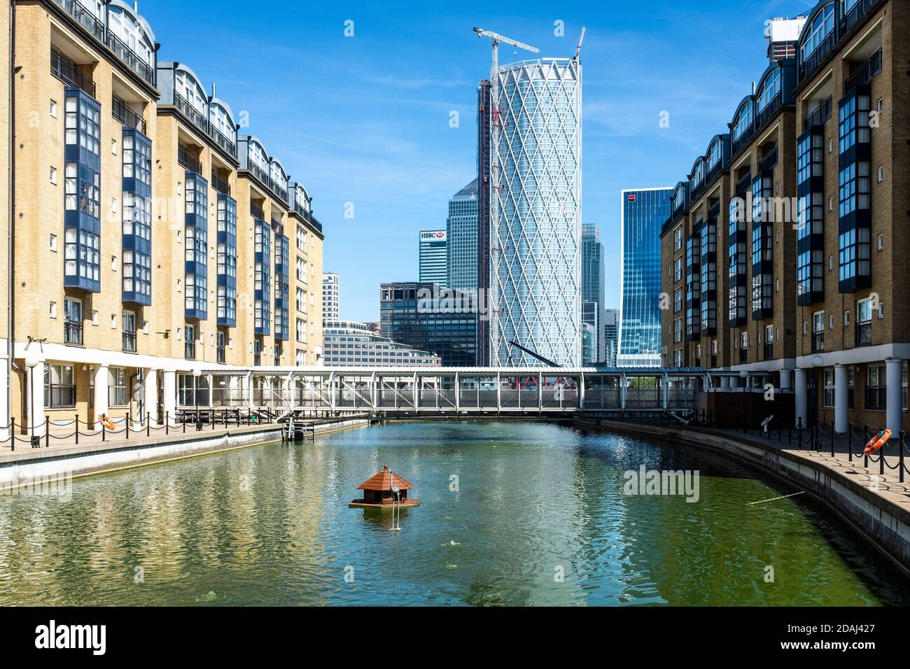 Das neu entwickelte Nelson Dock in Rotherhithe mit Blick über die Themse zum Bankenviertel Canary Wharf. Stockfoto
