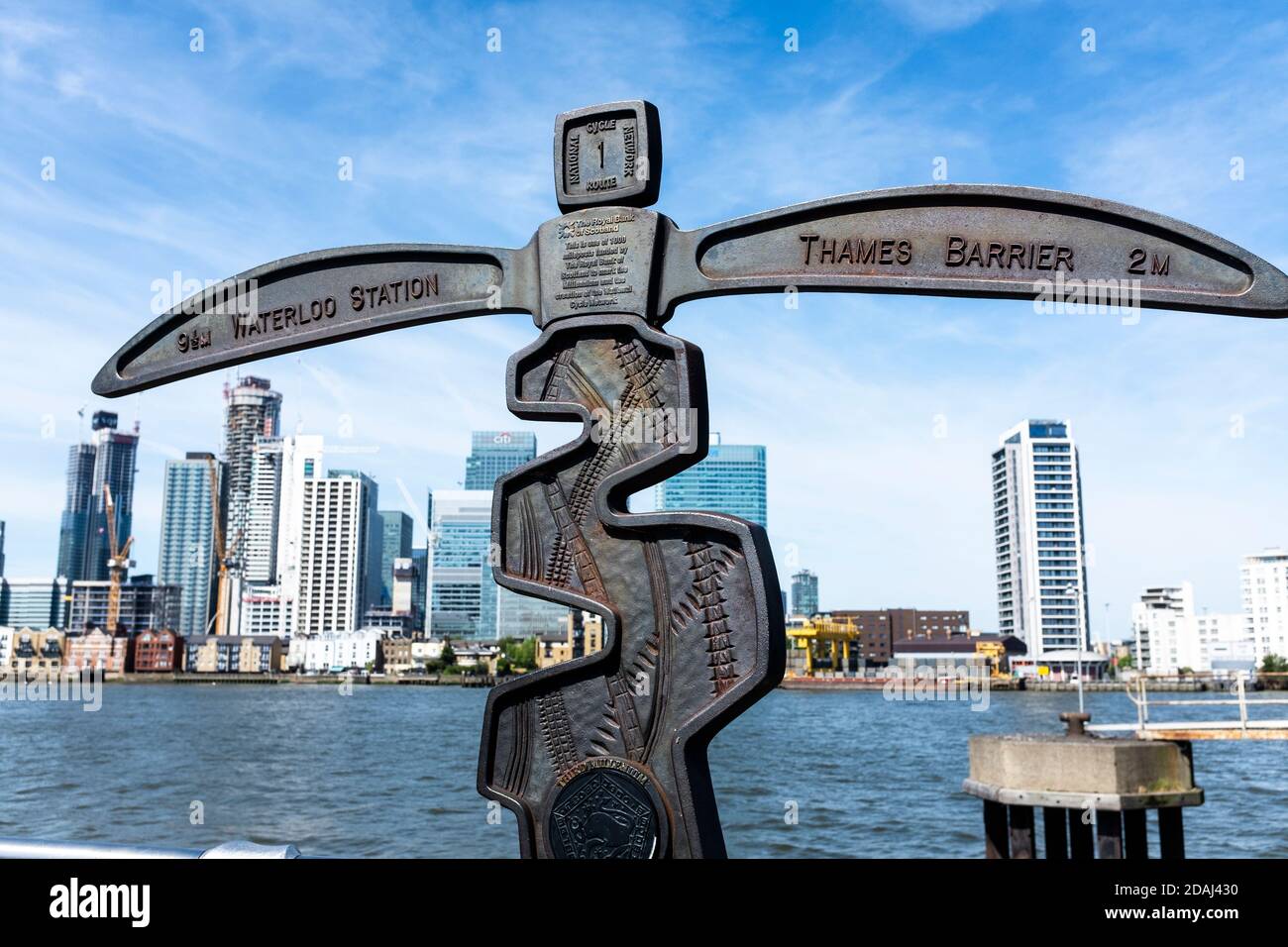 Wegweiser mit Kilometerstand zur Waterloo Station und Thames Barrier. Eine von 1000 Milepost, die von der Royal Bank of Scotland gesponsert werden. Stockfoto