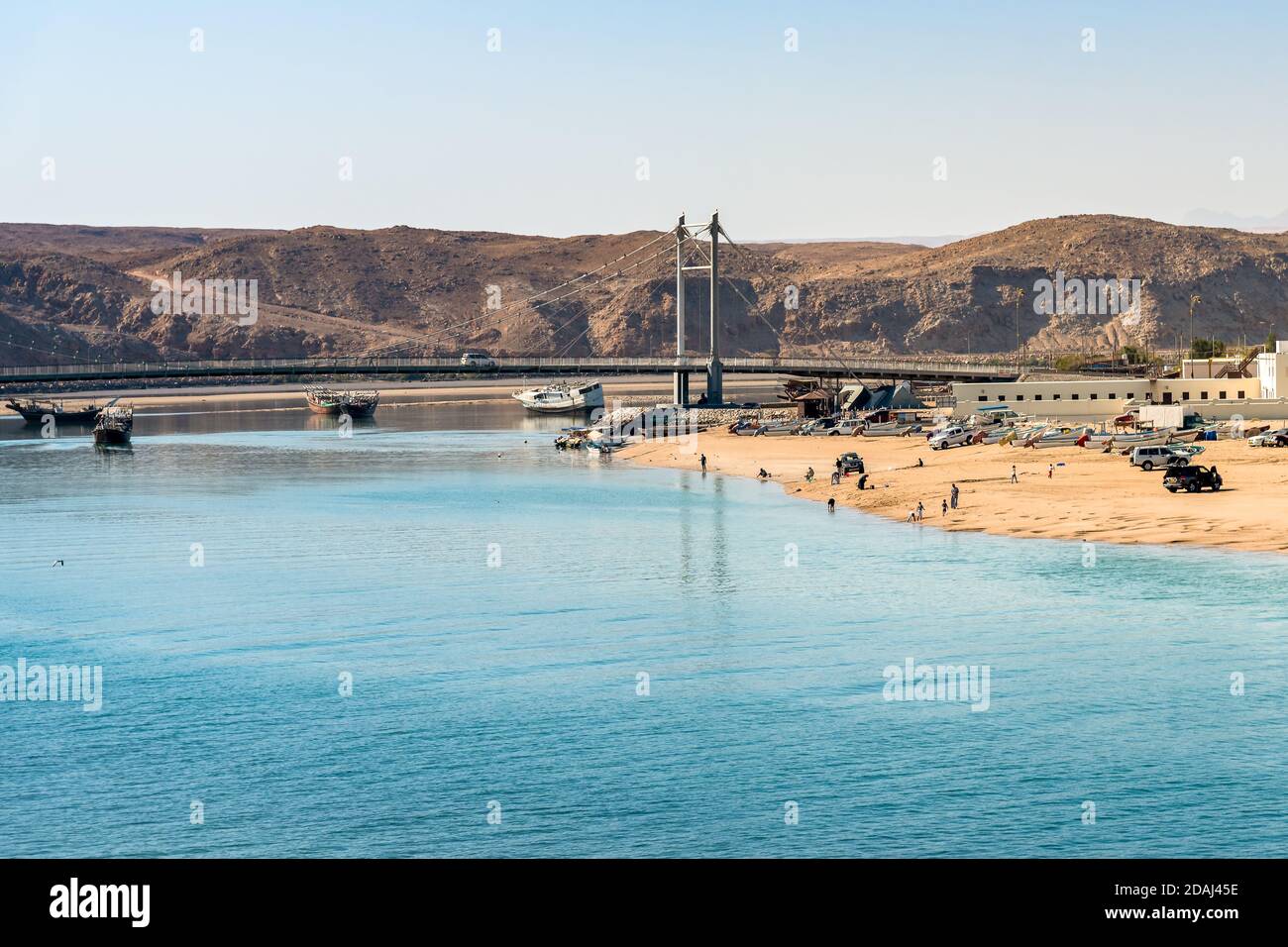 Blick auf Sur mit Hängebrücke Khor al Batah, Sultanat Oman Stockfoto