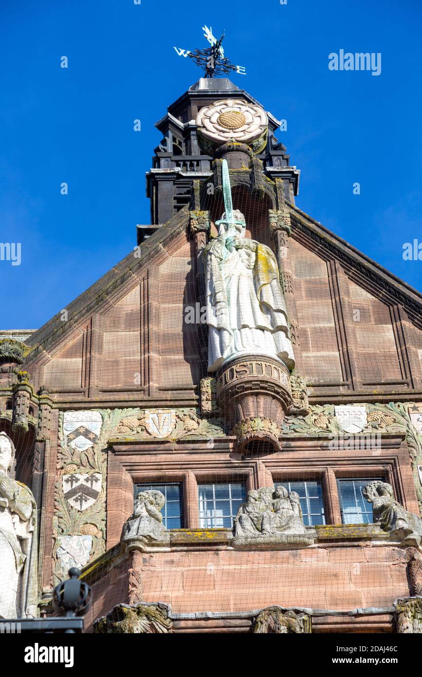 Justice Statue, Council House Gebäude eröffnet 1917, Tudor Stil 20. Jahrhundert Architektur, Coventry, England, Großbritannien Stockfoto