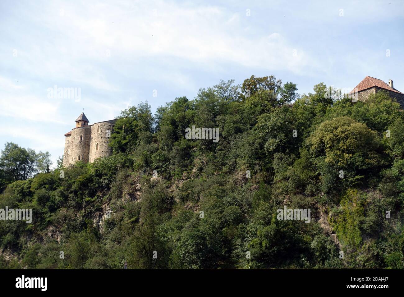 Zenoburg, mittelalterliche Burganlage hoch über der Stadt Meran, Dorf Tirol, Südtirol, Italien Stockfoto