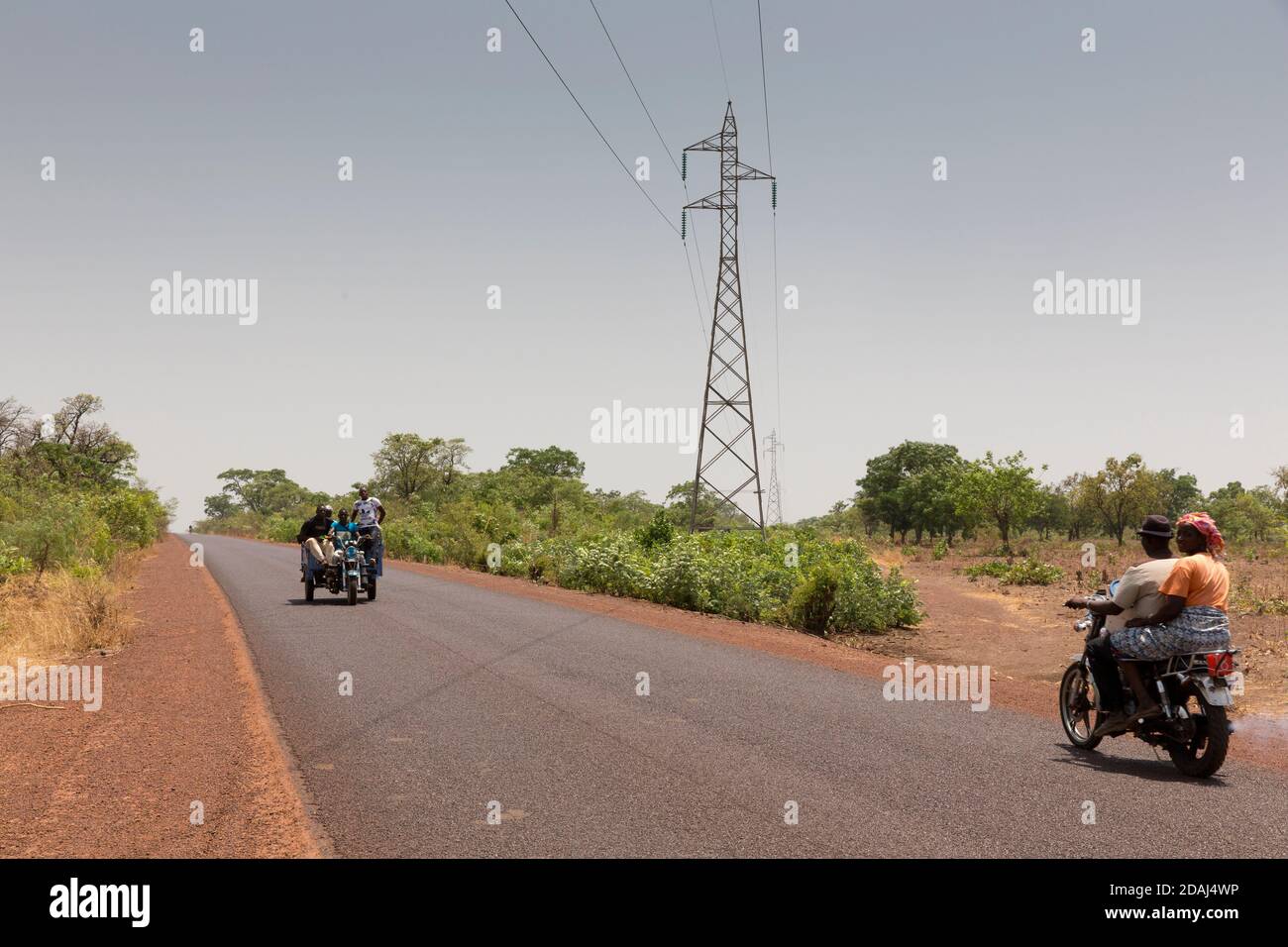Selingue, Mali, 25. April 2015; Strommasten verteilen Strom aus dem Seligue-Staudamm. Stockfoto