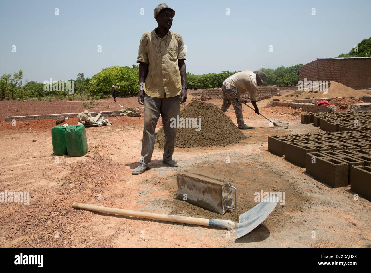 Selingue, Mali, 25. April 2015; Zementmaurer Moise Diarrra (links) und Abdoulaye Togola. Sie sind Vollzeit-Maurer, arbeiten von 9 bis 12 Uhr täglich. Stockfoto