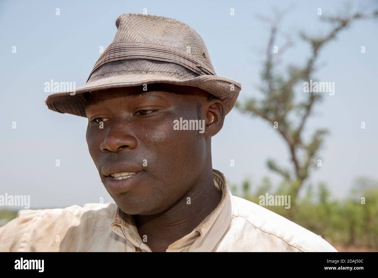 Selingue, Mali, 25. April 2015; Zementmaurer Abdoulaye Togola. Er ist Vollzeit-Maurer und arbeitet täglich von 9 bis 12 Uhr. Stockfoto