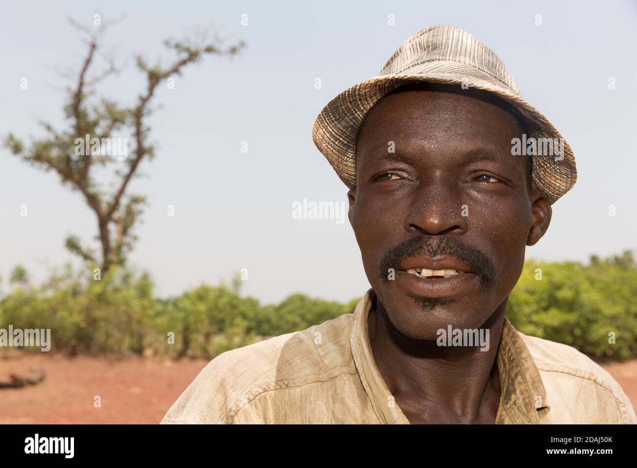 Selingue, Mali, 25. April 2015; Zementmaurer Moise Diarrra. Er ist Vollzeit-Maurer und arbeitet täglich von 9 bis 12 Uhr. Stockfoto